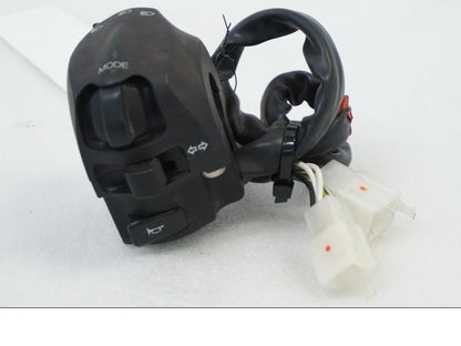 Framsidan på Styrelreglage från en Aprilia RSV 1000 -2010 motorcykel.