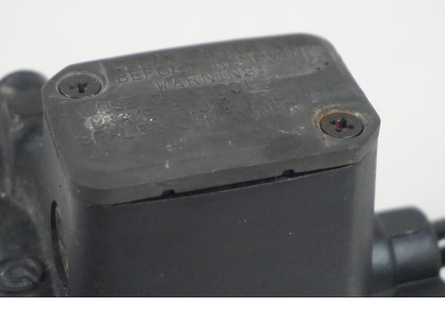 Höger sida på Bromshuvudcylinder från en BMW F 650 CS -2002 motorcykel.