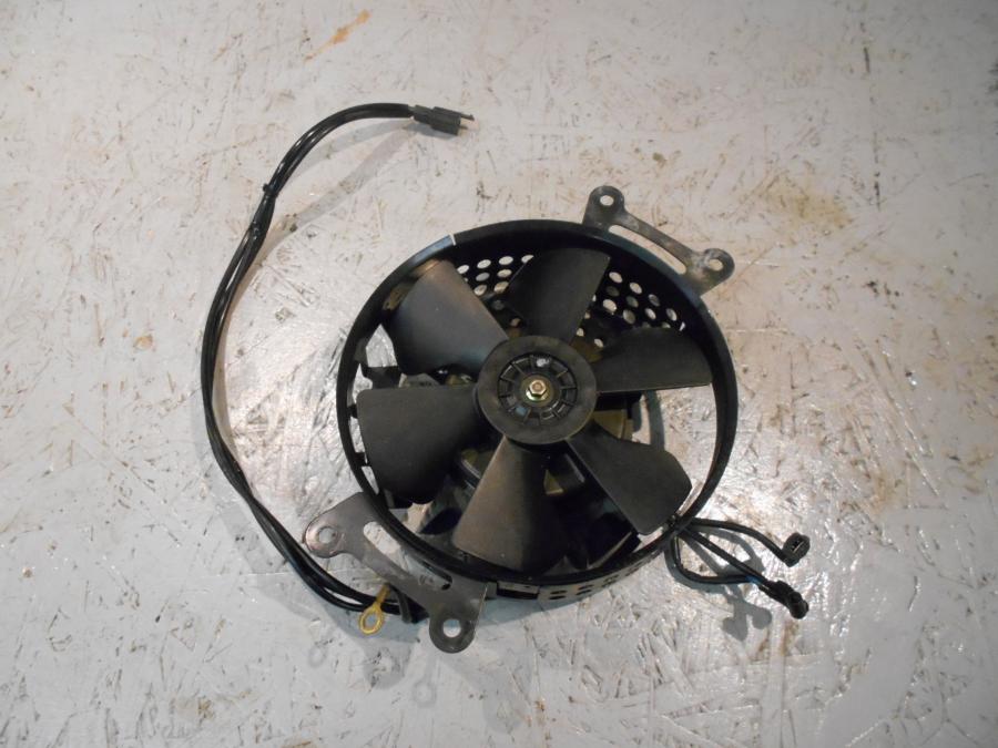 Framsidan på Vattenkylfläkt från en Kawasaki VN 1500 -1996 motorcykel.