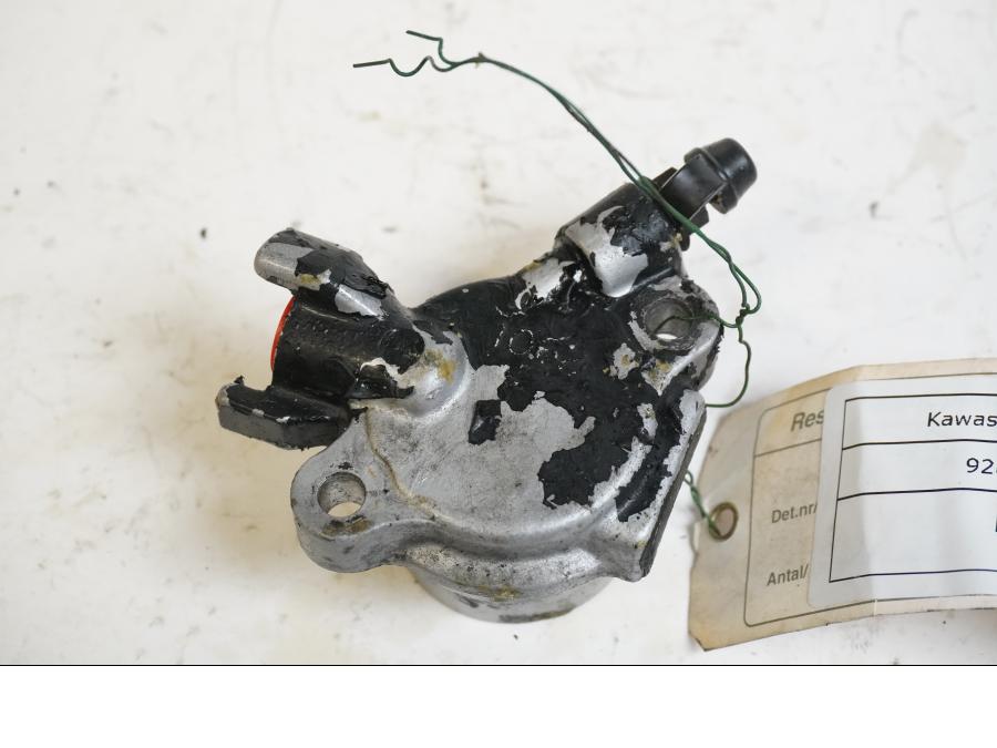 Framsidan på Kopplingslavcylinder från en Kawasaki ZXR 750 -1989 motorcykel.