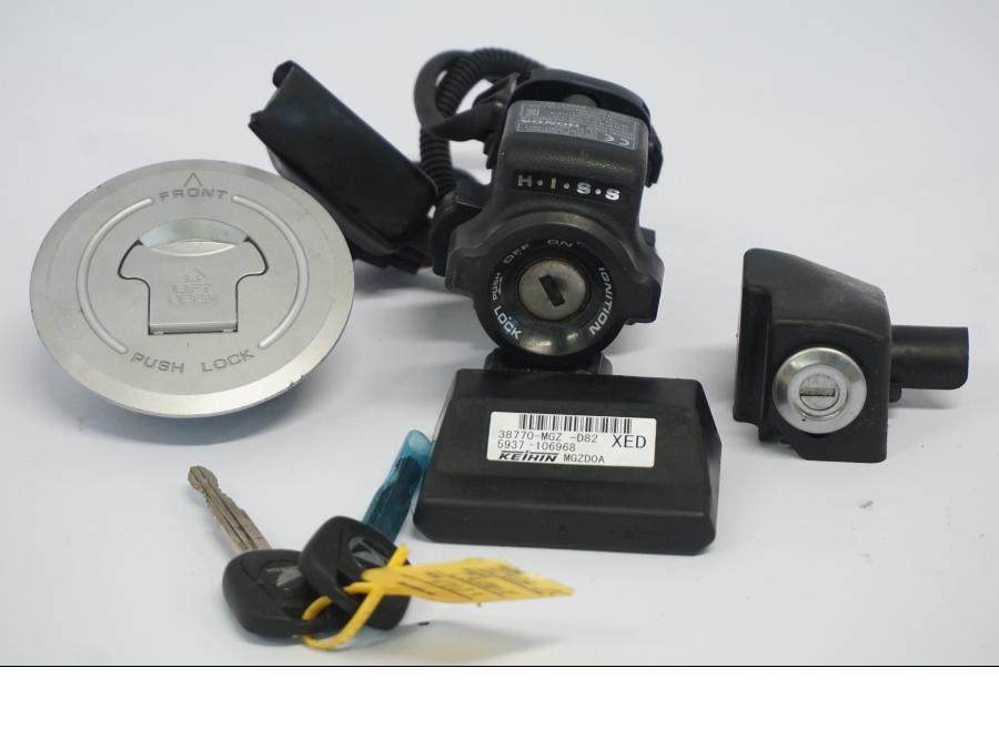 Framsidan på Låssats från en Honda CB 500 X -2015 motorcykel.