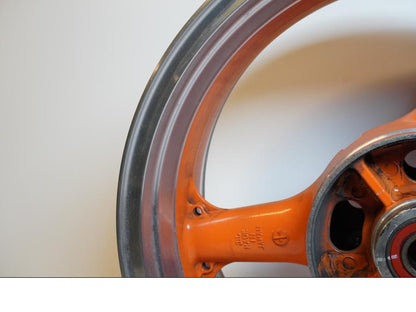 Snett uppifrån på Fälg från en Kawasaki Z 1000 -2003 motorcykel.