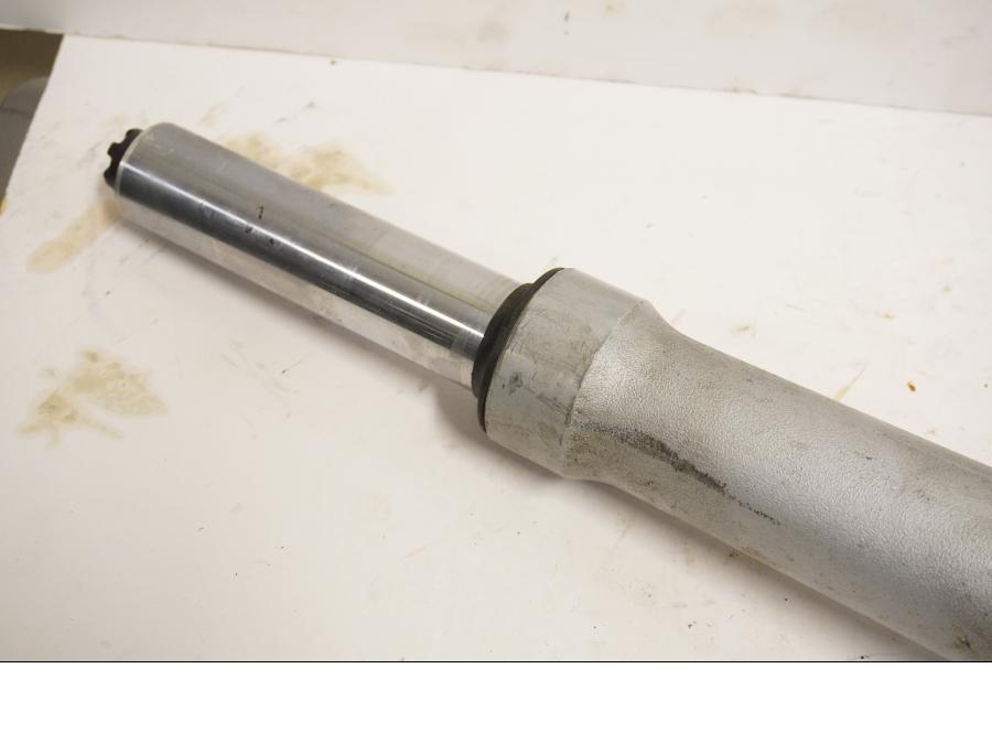 Vänster sida på Gaffelben från en BMW R 1150 RS -2002 motorcykel.