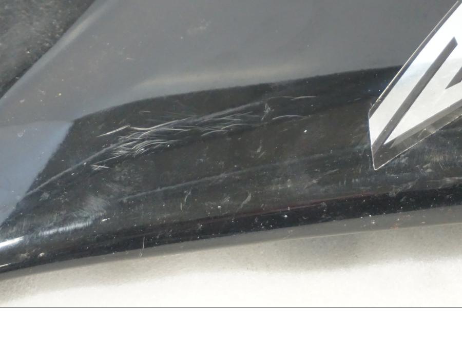 Höger sida på Sidkåpa från en Aprilia RSV 1000 -2010 motorcykel.