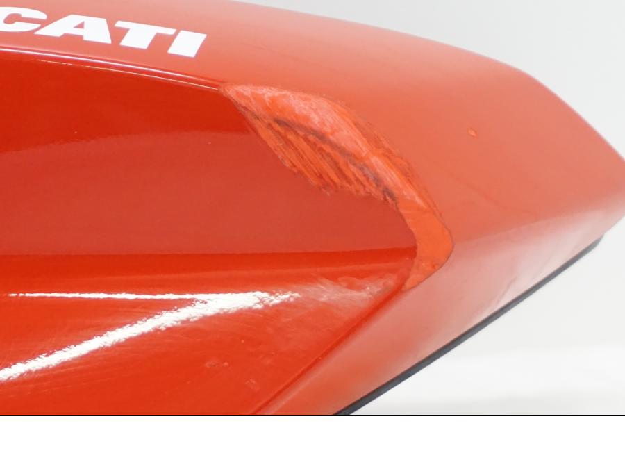 Baksidan på Bensintankskåpa från en Ducati Hypermotard -2020 motorcykel.