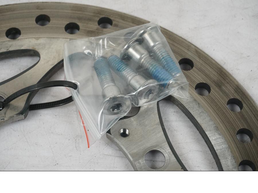 Baksidan på Bromsskiva från en Triumph Bonneville T120 -2021 motorcykel.