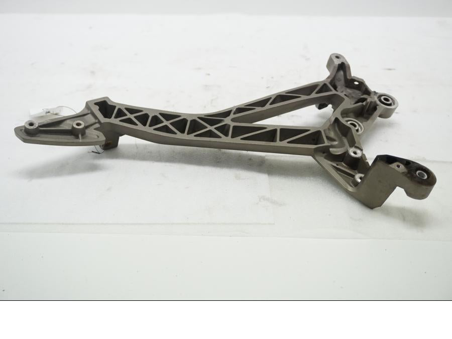 Baksidan på Fotpinnefäste från en Aprilia SL 750 Shiver -2008 motorcykel.