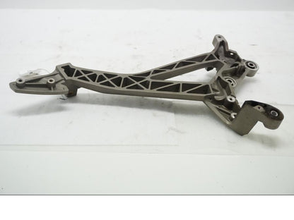 Baksidan på Fotpinnefäste från en Aprilia SL 750 Shiver -2008 motorcykel.