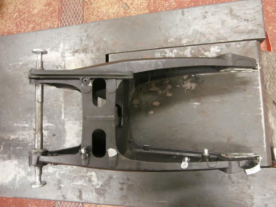 Vänster sida på Sving från en Ducati Monster 696 -2013 motorcykel.