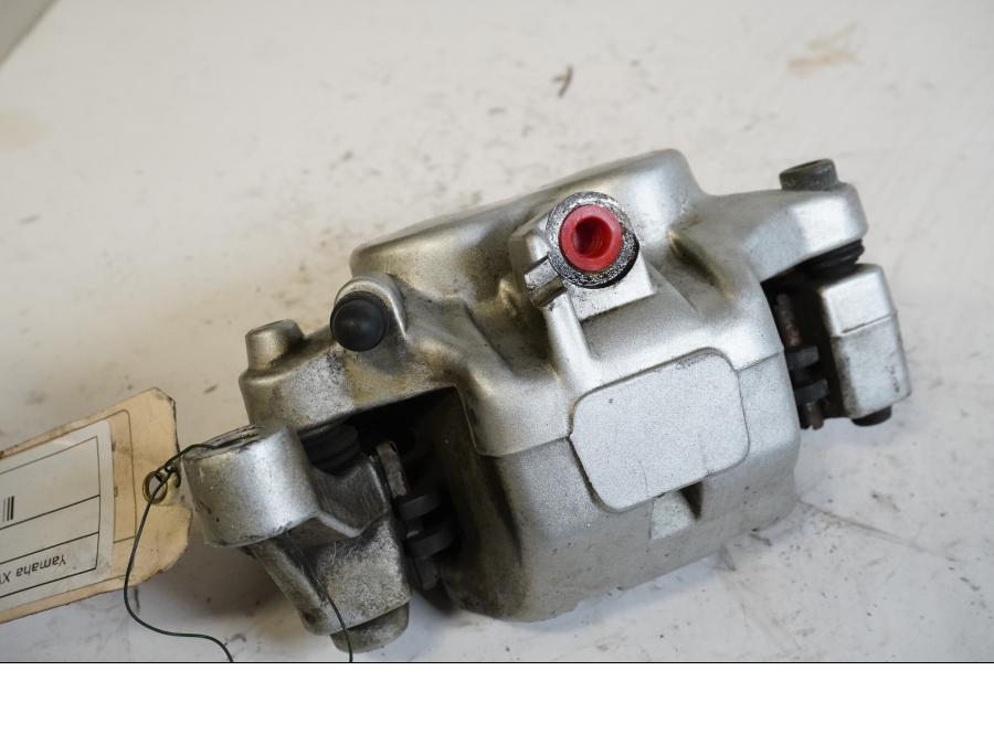 Baksidan på Bromsok från en Yamaha XVS 650 -1999 motorcykel.