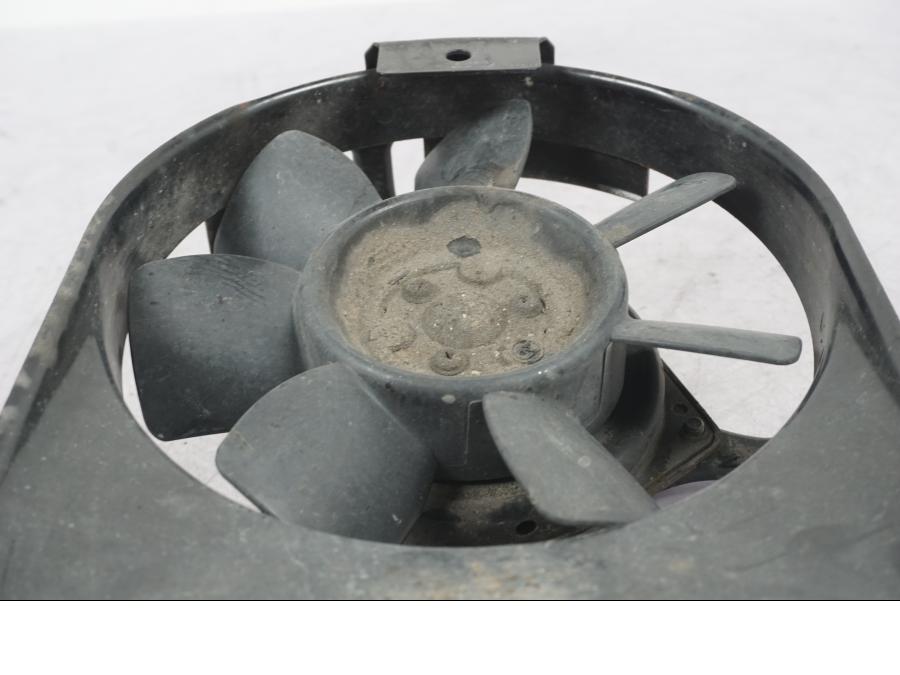 Baksidan på Vattenkylfläkt från en Yamaha TDM 850 -1998 motorcykel.