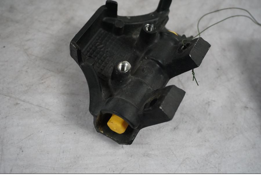 Höger sida på Bromsfördelare från en Honda VF 750 S -1982 motorcykel.