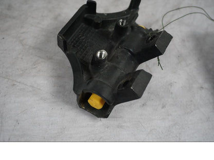 Höger sida på Bromsfördelare från en Honda VF 750 S -1982 motorcykel.