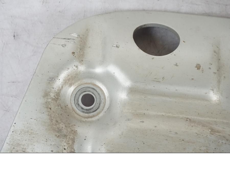 Snett nerifrån på Hasplåt från en BMW R 1200 GSA -2012 motorcykel.