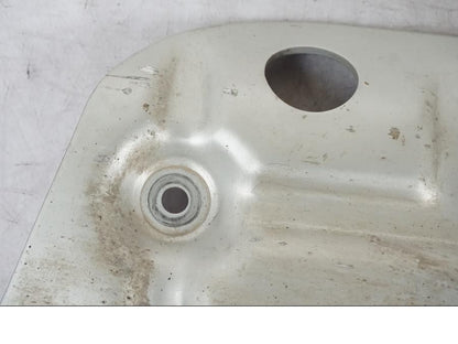 Snett nerifrån på Hasplåt från en BMW R 1200 GSA -2012 motorcykel.