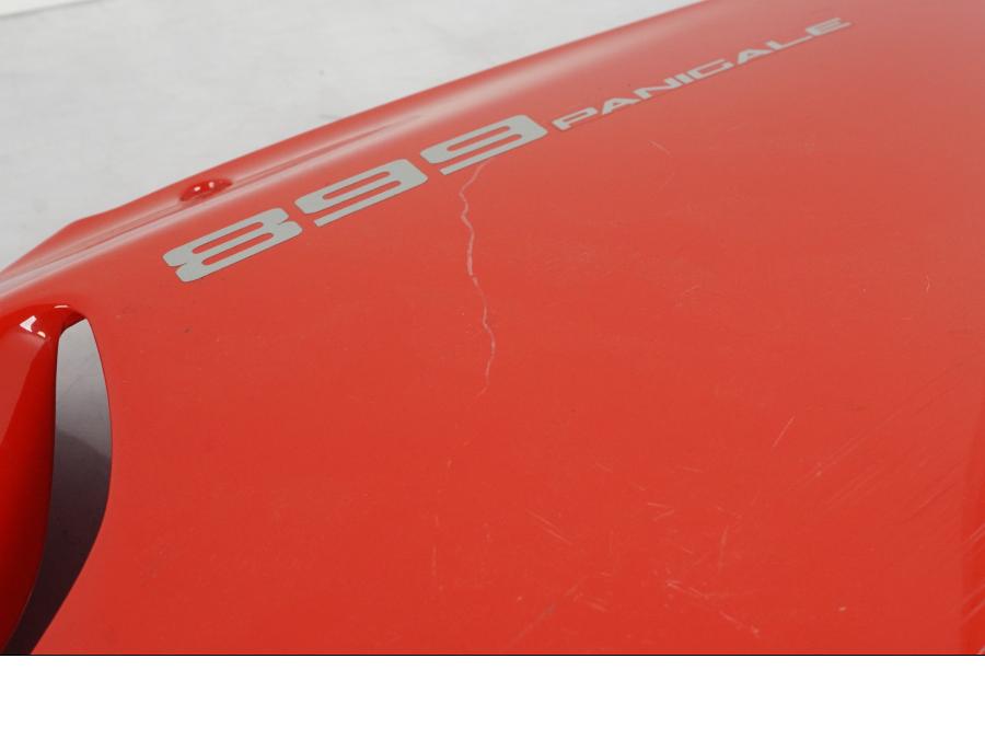 Höger sida på Sidkåpa från en Ducati 899 Panigale -2014 motorcykel.