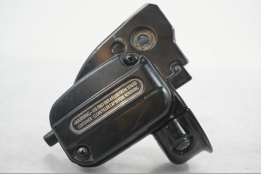 Extrabild4 på Bromshuvudcylinder från en H-D Street Glide FLHX -2012 motorcykel.