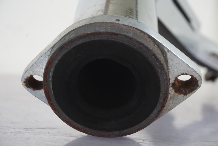 Baksidan på Grenrör från en Suzuki VL 800 -2002 motorcykel.