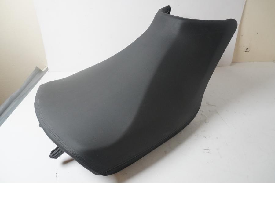 Baksidan på Sadel från en Triumph Tiger -2012 motorcykel.