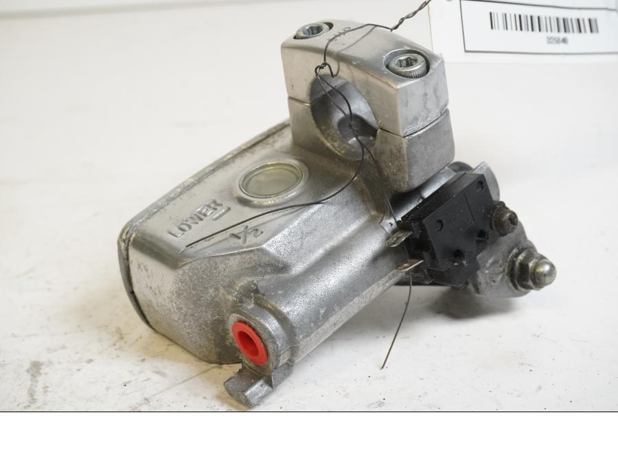 Höger sida på Bromshuvudcylinder från en Honda VT 1100 C -1997 motorcykel.