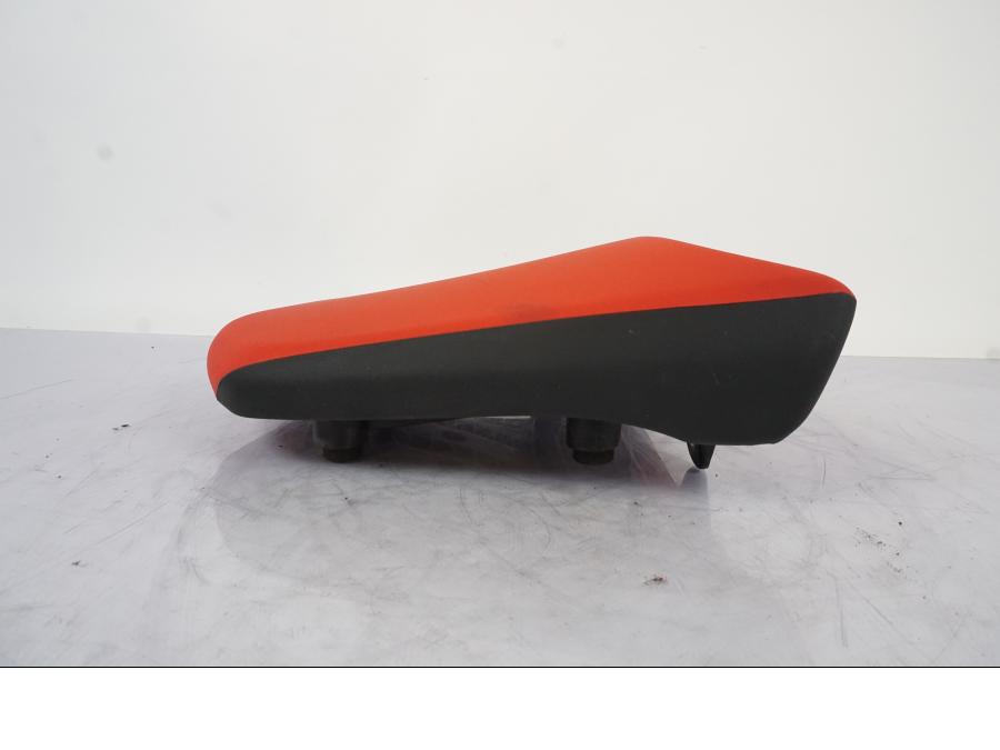 Baksidan på Sadel från en Honda CRF 1000 Africa Twin -2016 motorcykel.