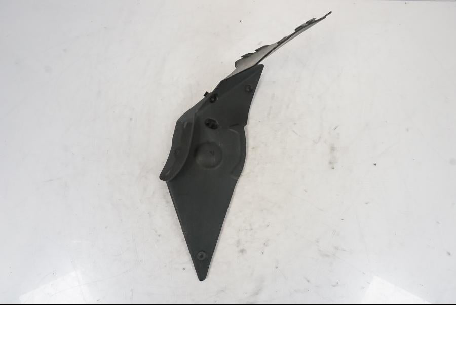 Framsidan på Toppkåpsinsida från en Kawasaki ER-6F -2010 motorcykel.