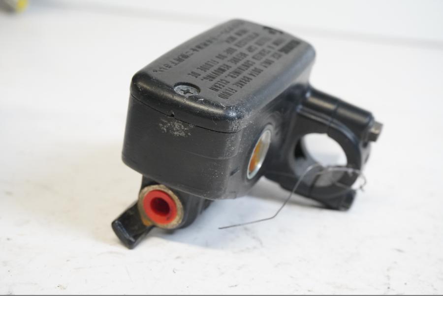 Baksidan på Bromshuvudcylinder från en Honda CBR 1100 XX -1997 motorcykel.