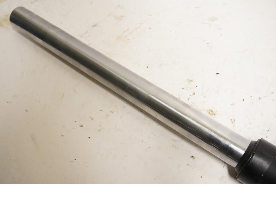 Höger sida på Gaffelben från en Kawasaki GPX 750 R -1987 motorcykel.