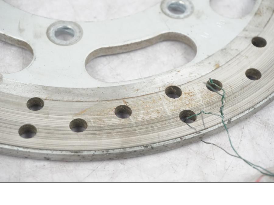 Baksidan på Bromsskiva från en Kawasaki VN 1500 Mean Streak -2002 motorcykel.