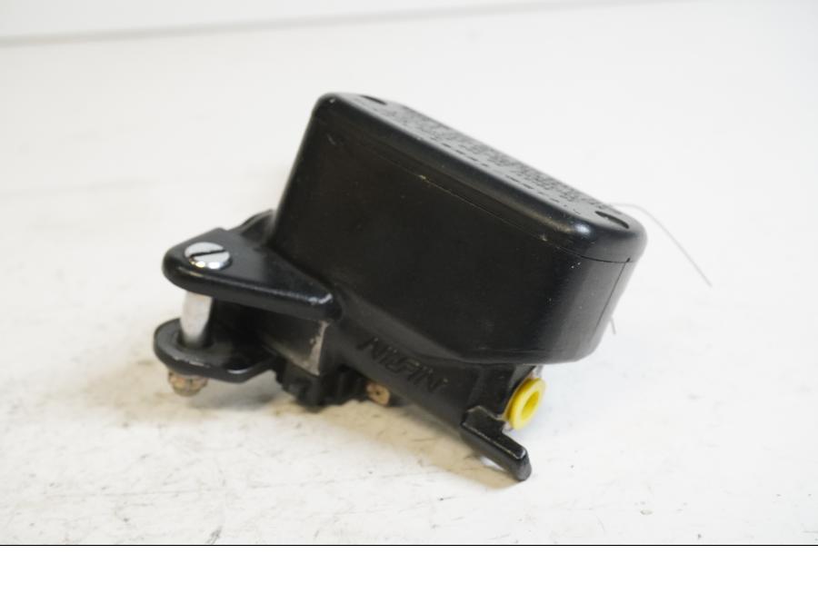 Baksidan på Bromshuvudcylinder från en Honda CBR 1100 XX -1998 motorcykel.