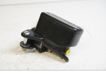 Baksidan på Bromshuvudcylinder från en Honda CBR 1100 XX -1998 motorcykel.