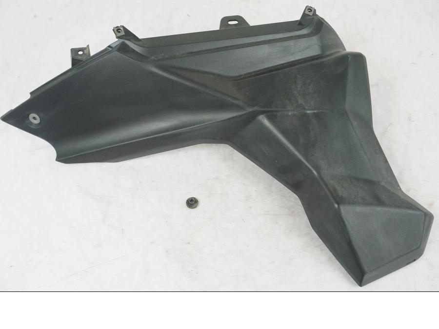 Framsidan på Tankkåpa från en Triumph Tiger Explorer -2013 motorcykel.