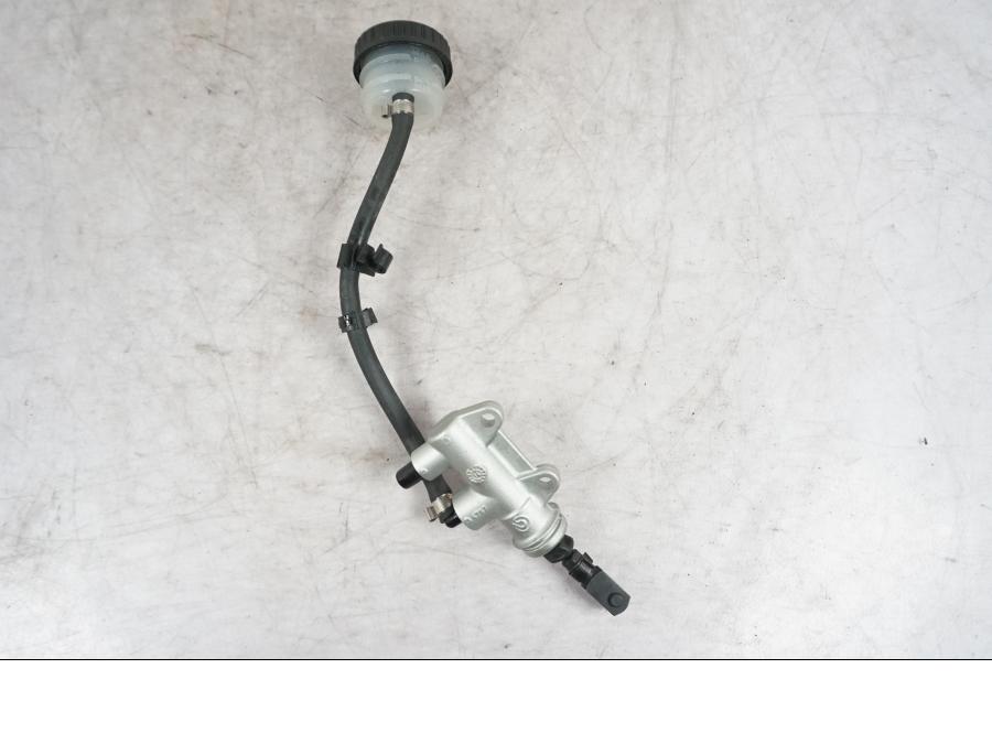 Framsidan på Bromshuvudcylinder från en BMW S 1000 XR -2019 motorcykel.