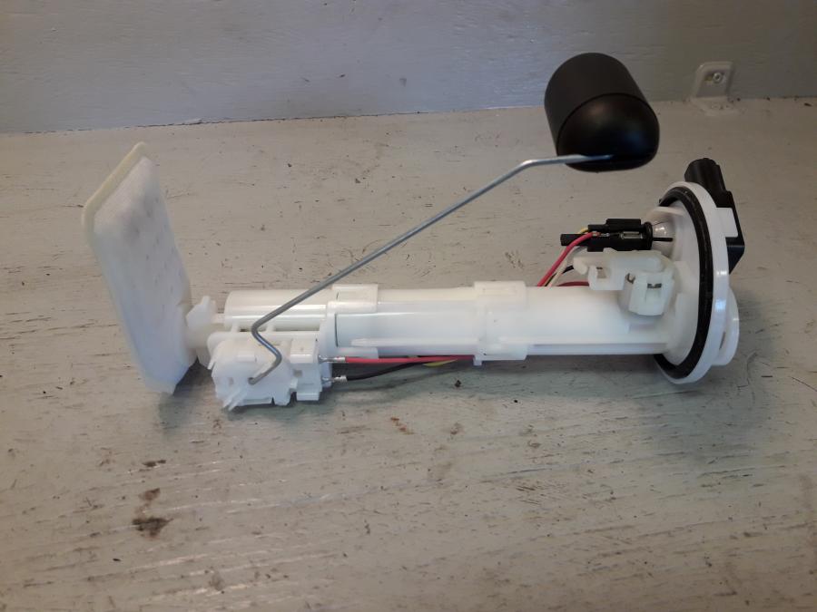 Baksidan på Bensinpump insprut från en Yamaha MT 125 -2017 motorcykel.