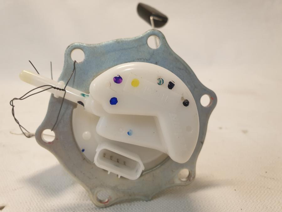 Framsidan på Bensinpump insprut från en Kawasaki Z 125 -2019 motorcykel.