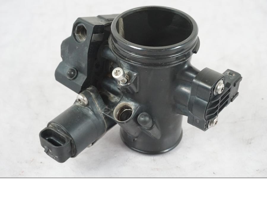 Framsidan på Spjällhus från en BMW R 1200 GSA -2012 motorcykel.