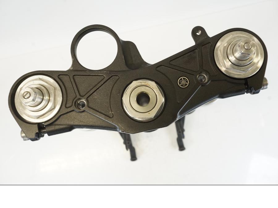 Baksidan på Gaffelpaket från en Yamaha YZF 1000 R1 -2009 motorcykel.