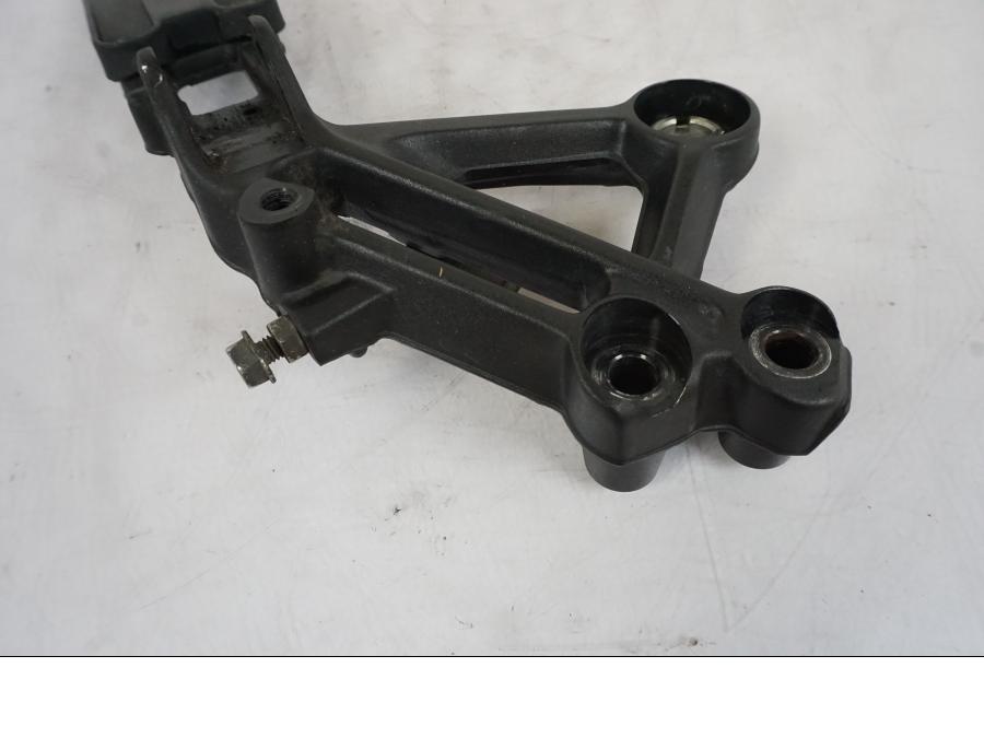 Baksidan på Fotpinnefäste från en KTM 125 Duke -2017 motorcykel.