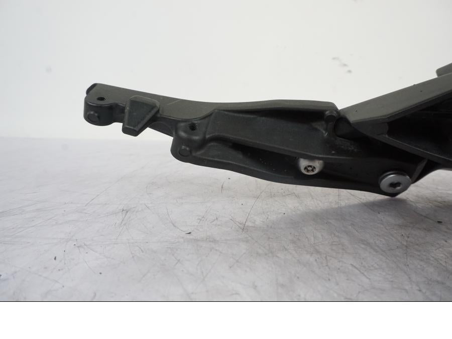 Extrabild1 på Passagerarhandtag från en Kawasaki Versys 650 -2014 motorcykel.