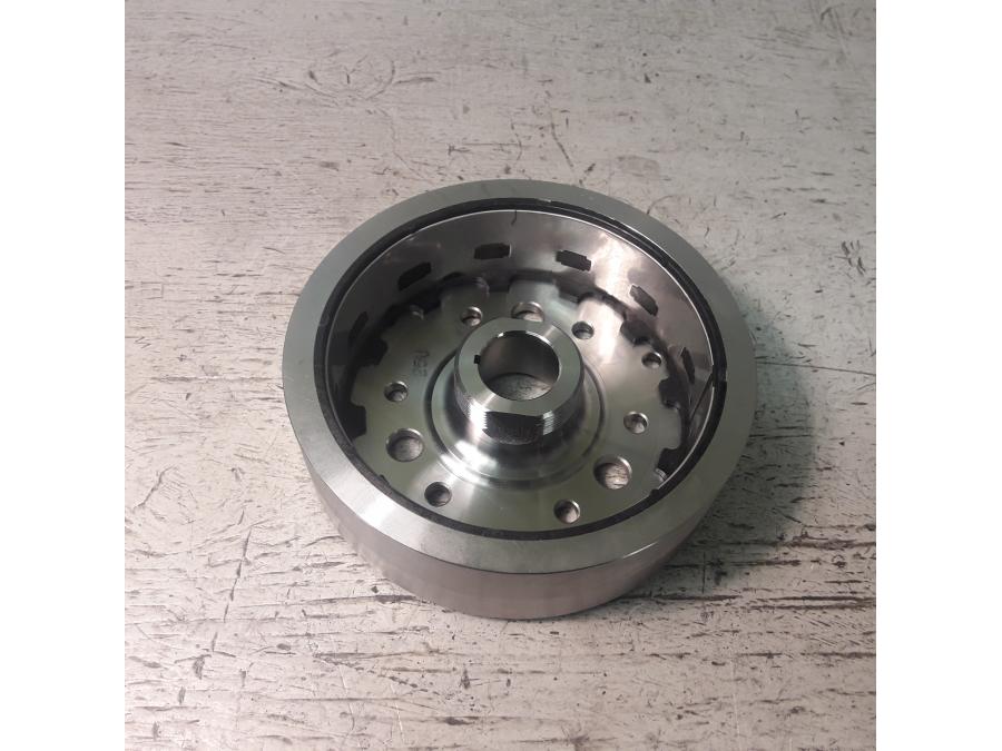 Framsidan på Generator från en Kawasaki Z 750 -2006 motorcykel.