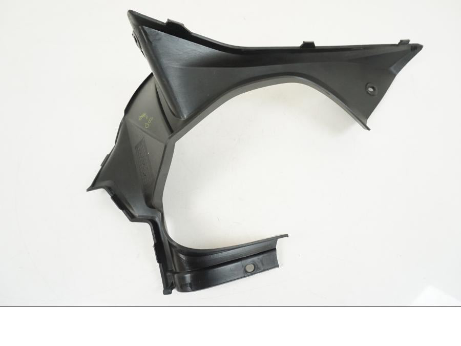 Snett nerifrån på Instrumentpanelkåpa från en Kawasaki ER-6F -2016 motorcykel.