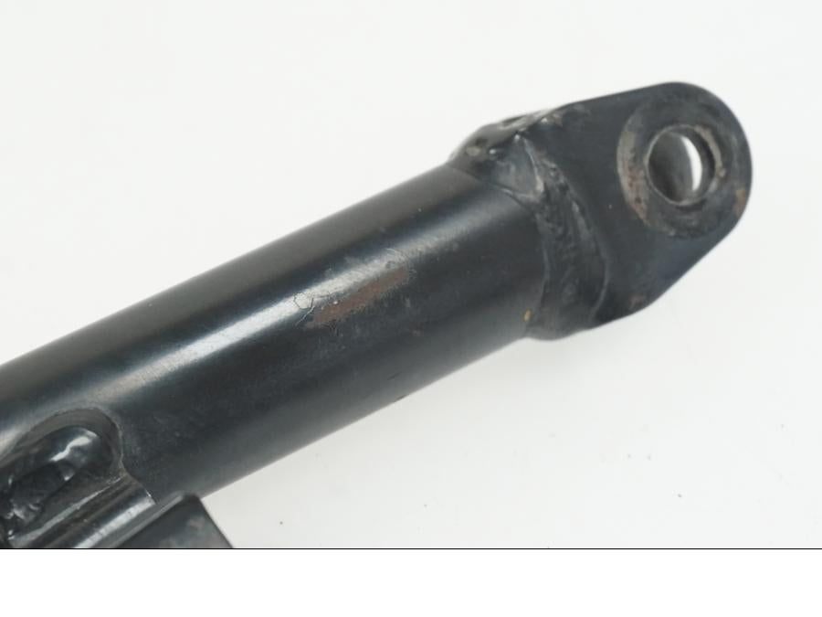 Baksidan på Parallellstag från en Yamaha XJ 900 -1997 motorcykel.