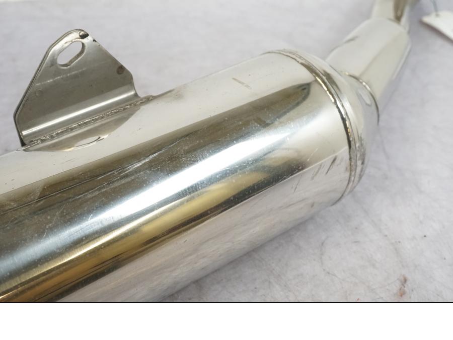 Vänster sida på Ljuddämpare från en Yamaha BT 1100 -2004 motorcykel.