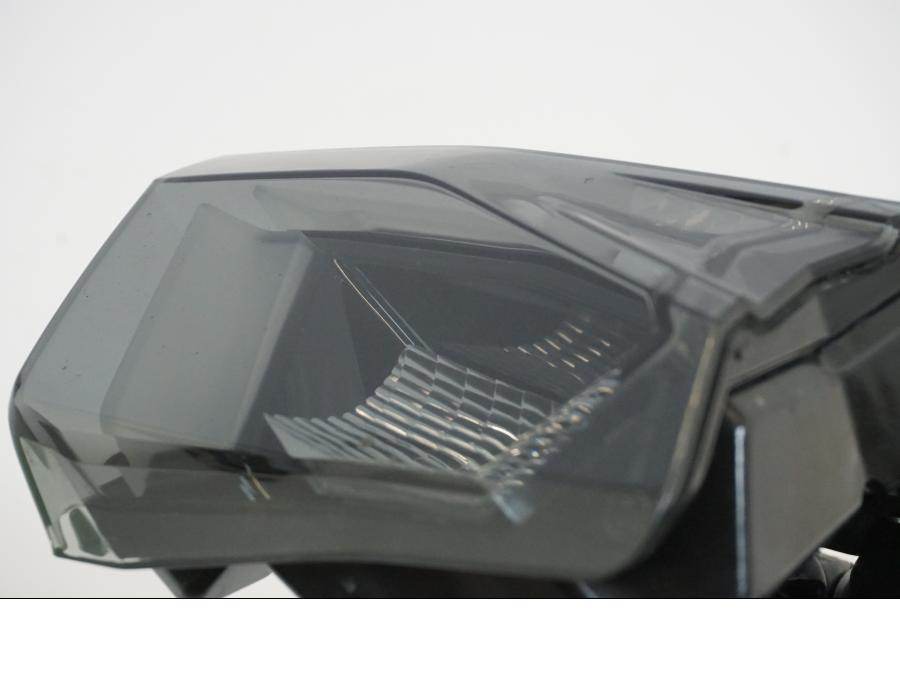 Snett nerifrån på Baklampa från en KTM 1290 Super Duke -2020 motorcykel.