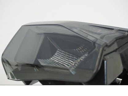 Snett nerifrån på Baklampa från en KTM 1290 Super Duke -2020 motorcykel.