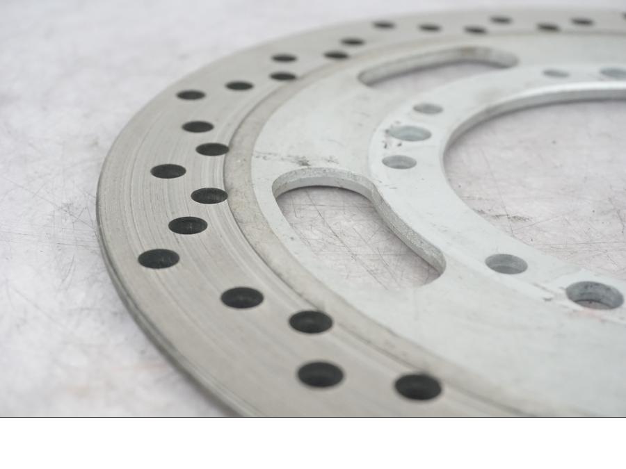 Baksidan på Bromsskiva från en Kawasaki VN 1700 Classic Tourer -2009 motorcykel.