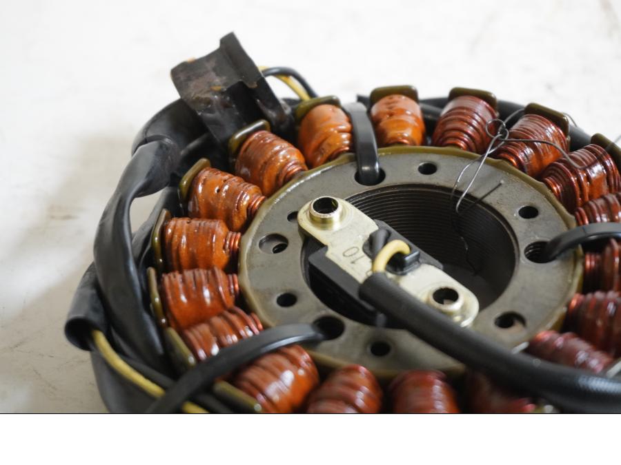 Baksidan på Generator från en Kawasaki VN 800 -1998 motorcykel.