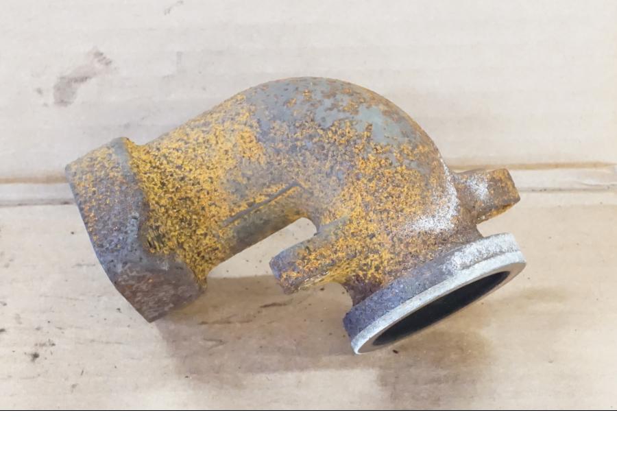 Framsidan på Grenrör från en Yamaha XVS 1100 -2000 motorcykel.