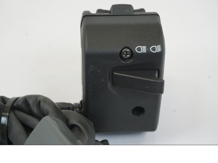 Snett uppifrån på Styrelreglage från en Triumph Trident -2021 motorcykel.