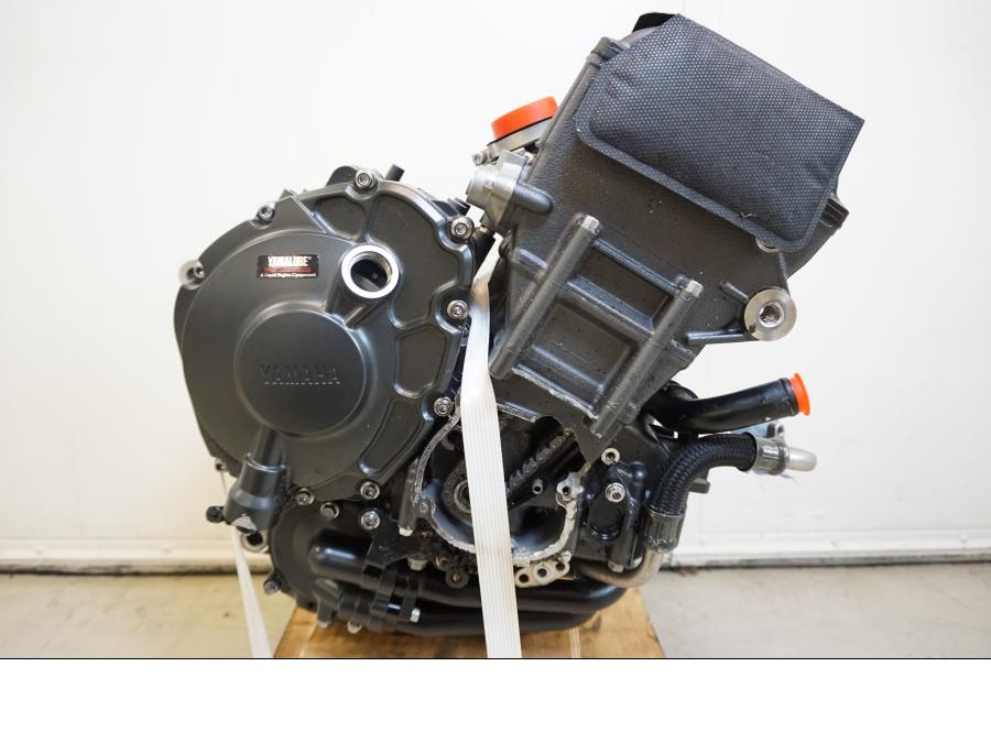 Snett uppifrån på Motor från en Yamaha MT-10 -2022 motorcykel.